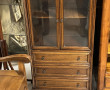 Petit meuble vitrine ouvrant à 2 portes 