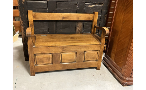 Banc coffre en bois fruitier. H 80 x L 1