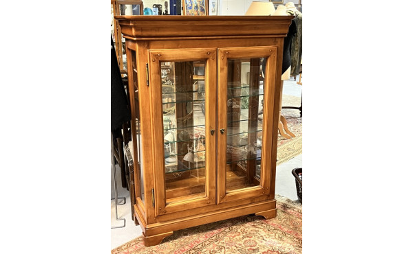 Vitrine en merisier ouvrant à deux porte