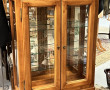 Vitrine en merisier ouvrant à deux porte