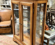 Vitrine en merisier ouvrant à deux porte