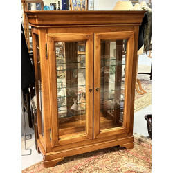 Vitrine en merisier ouvrant à deux porte