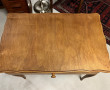 Table bureau à piètement cambré, un tiro