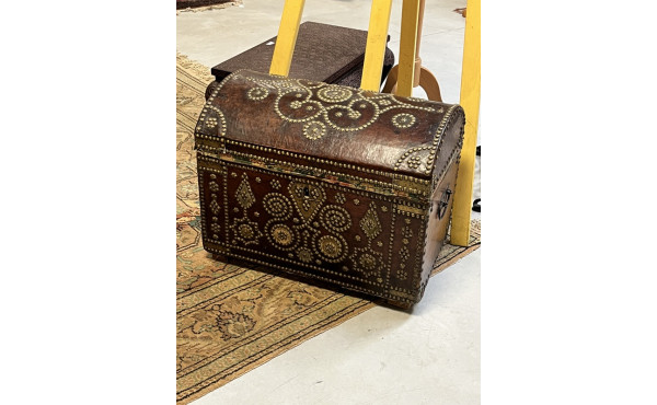 Petit coffre ancien en bois gainé de cui