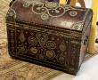 Petit coffre ancien en bois gainé de cui