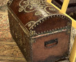 Petit coffre ancien en bois gainé de cui