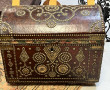 Petit coffre ancien en bois gainé de cui