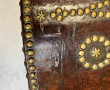 Petit coffre ancien en bois gainé de cui