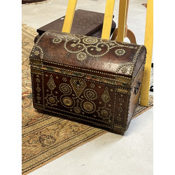 Petit coffre ancien en bois gainé de cui
