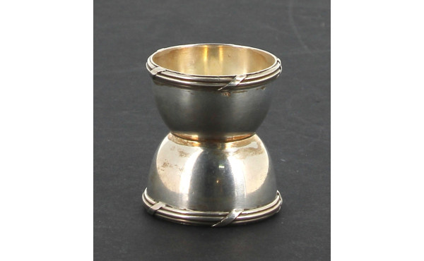 Coquetier en argent, poinçon minerve, dé