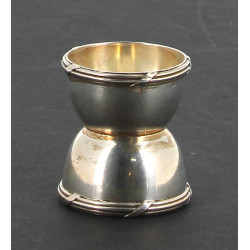 Coquetier en argent, poinçon minerve, dé