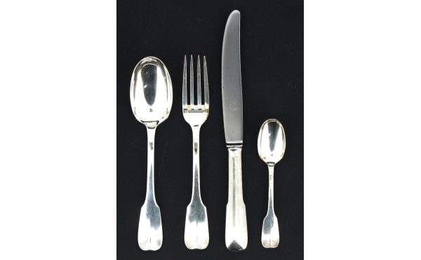 Ménagère en métal argenté modèle uniplat