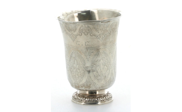 Grande timbale forme tulipe en argent, p