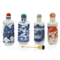 CHINE - 4 tabatières en porcelaine décor