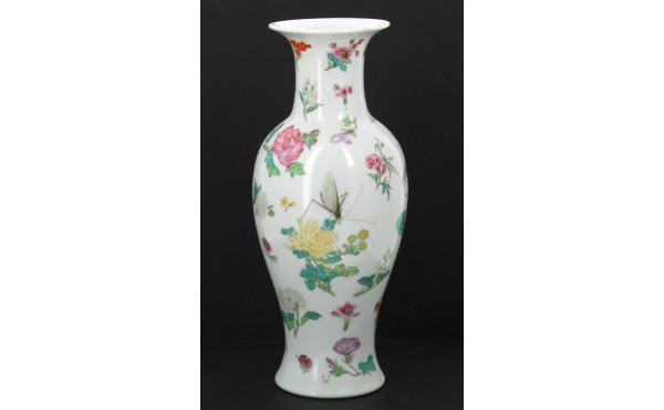 CHINE Xxème - Vase en porcelaine décor d