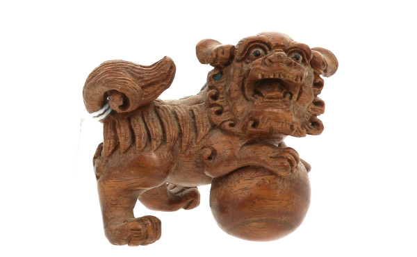 Chien de Fô mâle en bois sculpté, posant