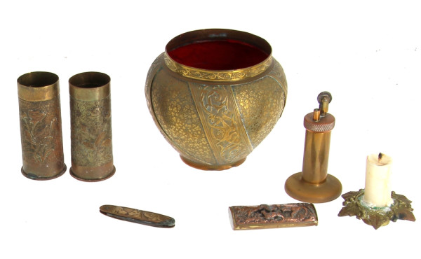 Lot comprenant : un briquet en cuivre : 