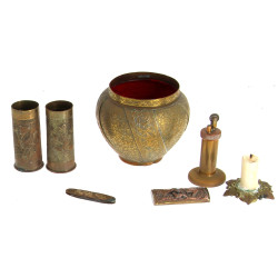 Lot comprenant : un briquet en cuivre : 