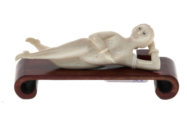 Femme médecin, ivoire d'hippopotame (L 1