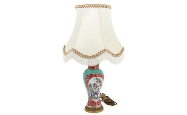 Pied de lampe en porcelaine dans la goût