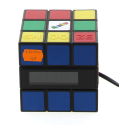 Radio-réveil en forme de rubik's cube