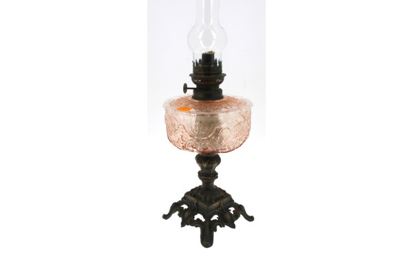 Lampe à pétrole en métal à décor rocaill
