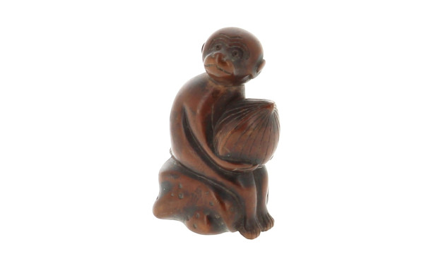 Netsuké en bois sculpté figurant un sing