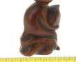 Netsuké en bois sculpté figurant un sing
