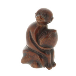 Netsuké en bois sculpté figurant un sing