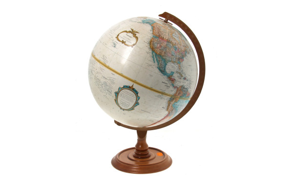 Globe terrestre à base circulaire en boi