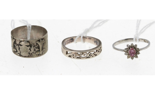 Lot de 3 bagues en argent : un jonc à dé