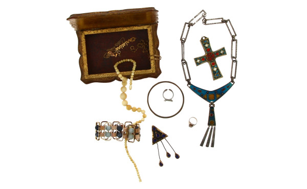 Coffret en bois garni de bijoux fantaisi