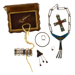 Coffret en bois garni de bijoux fantaisi