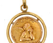 Médaille à décor d'un angelot en or jaun
