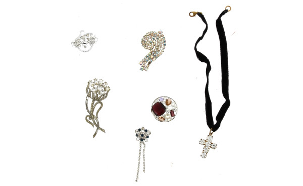 Lot de bijoux en strass : 5 broches dont