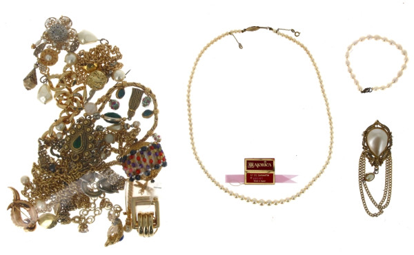 Lot de bijoux fantaisie métal doré et pe