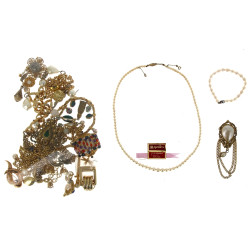 Lot de bijoux fantaisie métal doré et pe