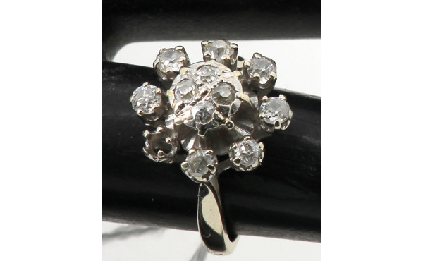 Bague en or gris 18 carats, poinçon tête