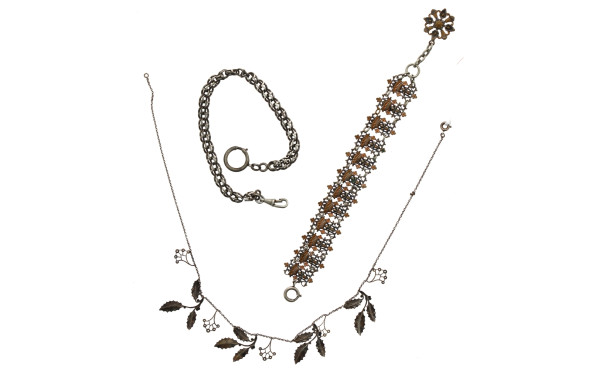 Lot de 3 bijoux anciens comprenant une c