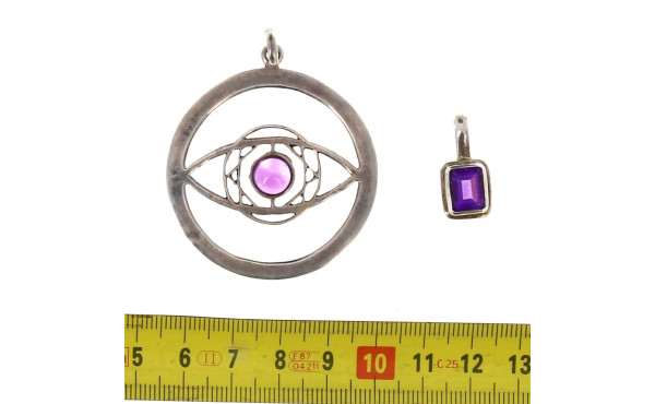 Deux pendentifs en argent sertis d'améth