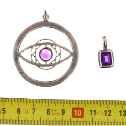 Deux pendentifs en argent sertis d'améth