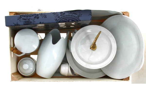 Lot de vaisselle en porcelaine blanche :
