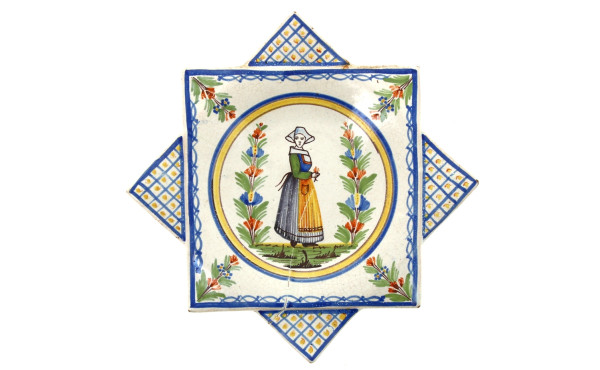 HR - Assiette dite au mouchoir,en faïenc