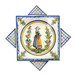 HR - Assiette dite au mouchoir,en faïenc