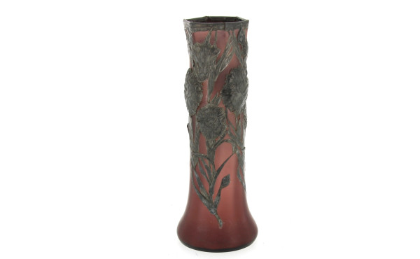 Vase circa 1900 en verre violine à décor