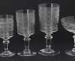 Service de verres à pied anciens en verr