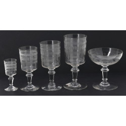 Service de verres à pied anciens en verr