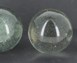 Trois boules décoratives et presse-papie