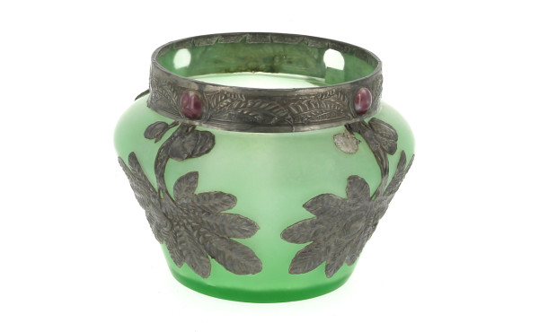 Vase circa 1900 en verre vert à décor de