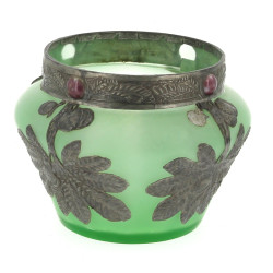 Vase circa 1900 en verre vert à décor de
